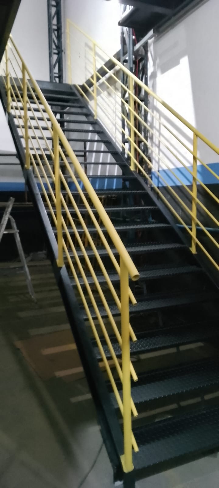 Escada metálica industrial com degraus antiderrapantes e guarda-corpo amarelo